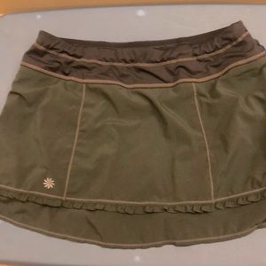 EUC Athleta athletic skort Medium rich dark khaki green bottom ruffles